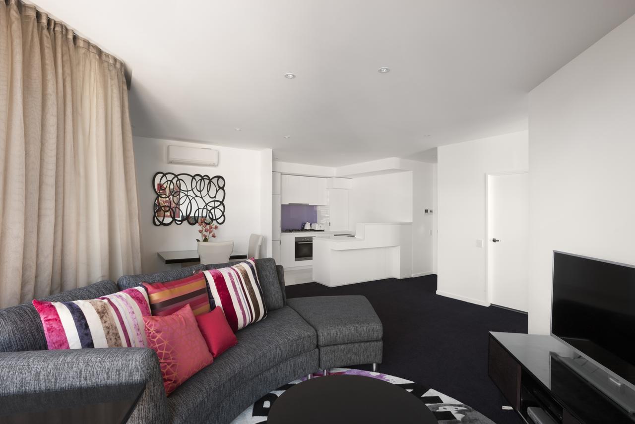Appartamento con 2 Camere da Letto, Balcone e Vista Acqua