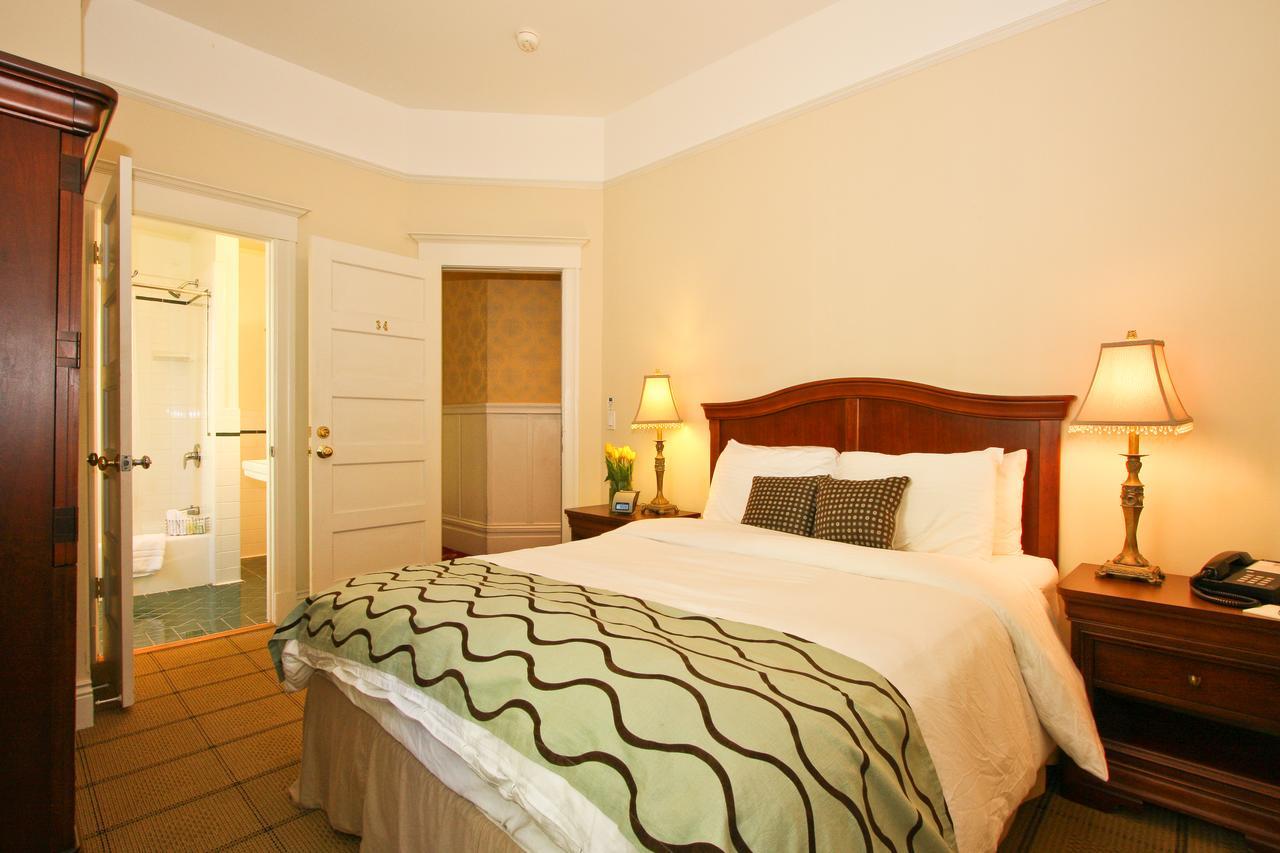 Habitación con cama grande y baño privado