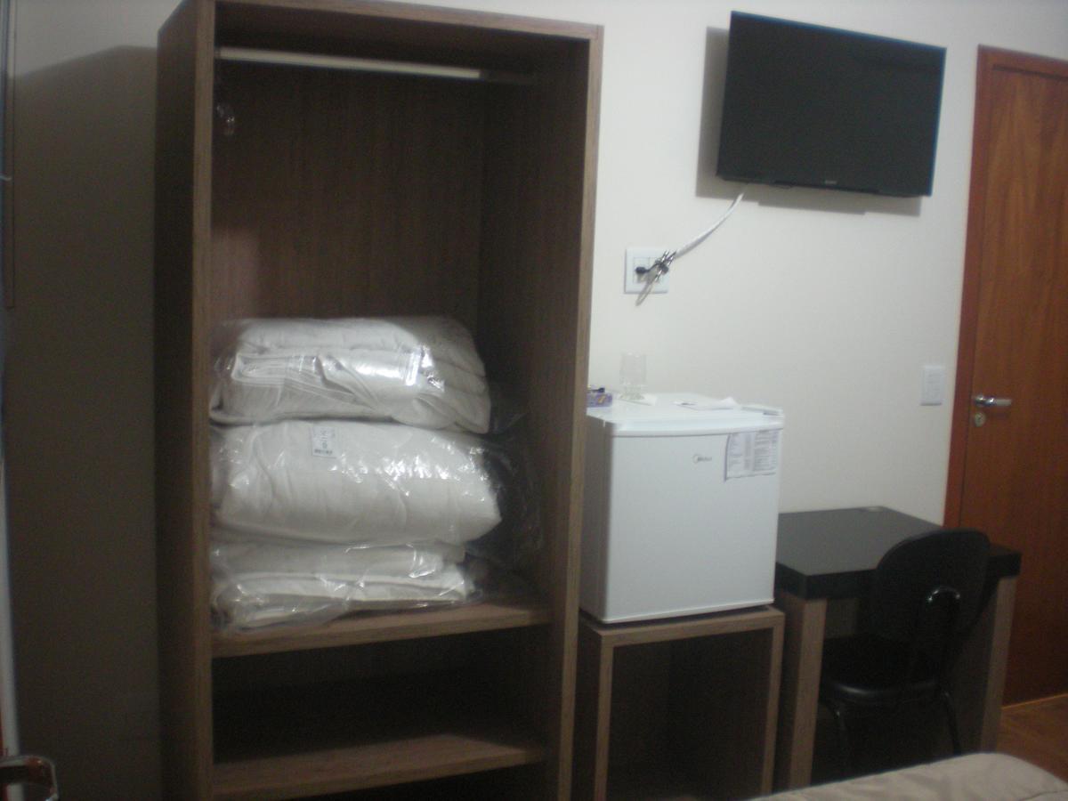 Quarto com Cama King-size e Chuveiro Acessível a Cadeirantes - Unidade Acessível para Hóspedes com Mobilidade Reduzida