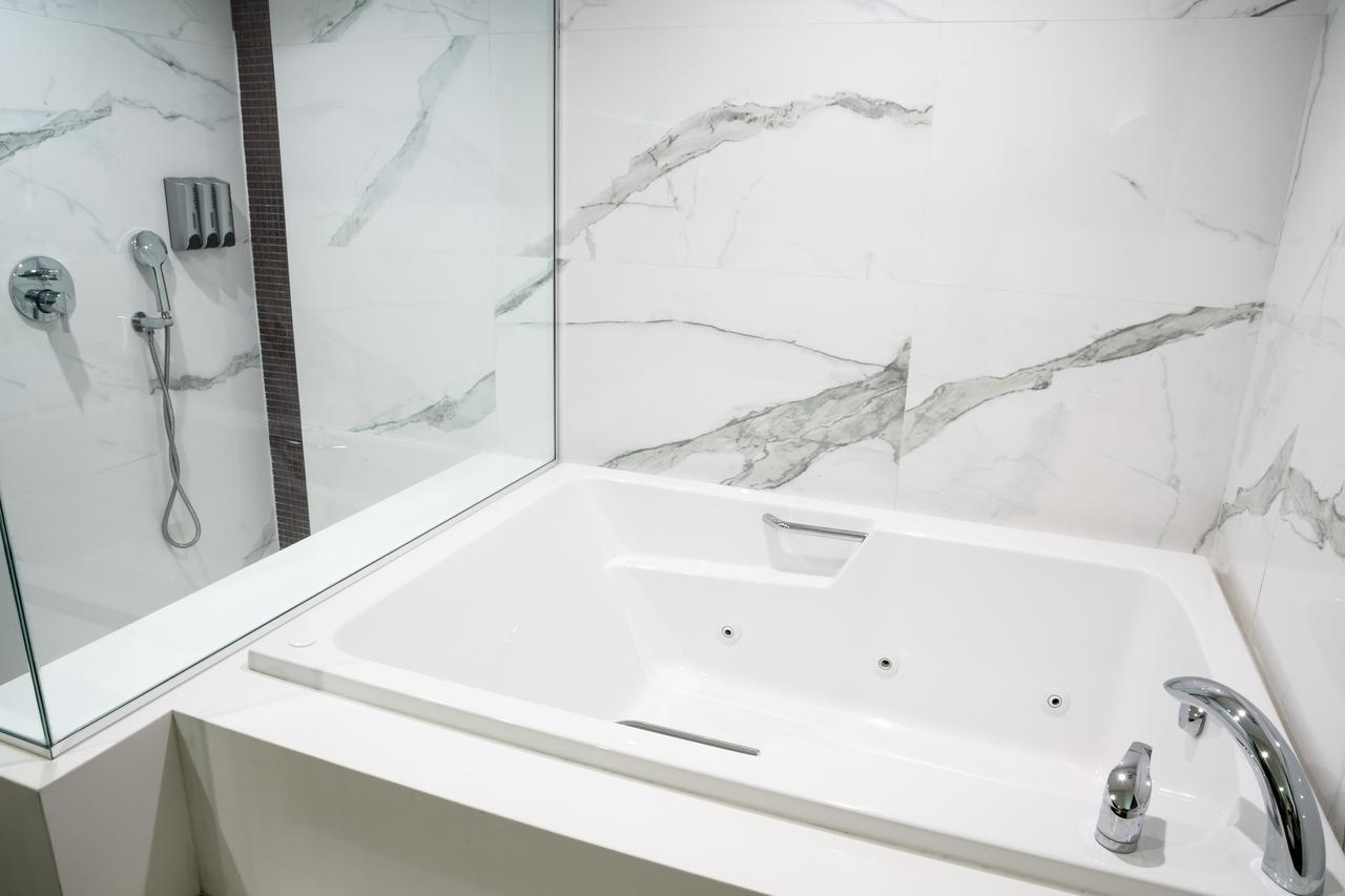 Romantic Suite, 1 King Bed, Jetted Tub