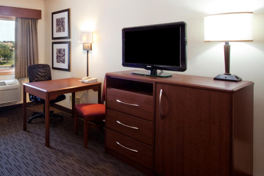 Deluxe King Room with Roll-in Shower - Mobility Access/Non-Smoking