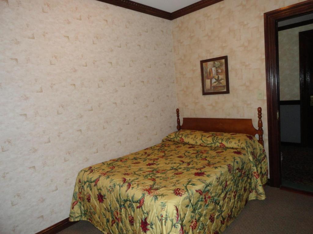 Queen Room with Shared Bathroom,65866759:JPEG