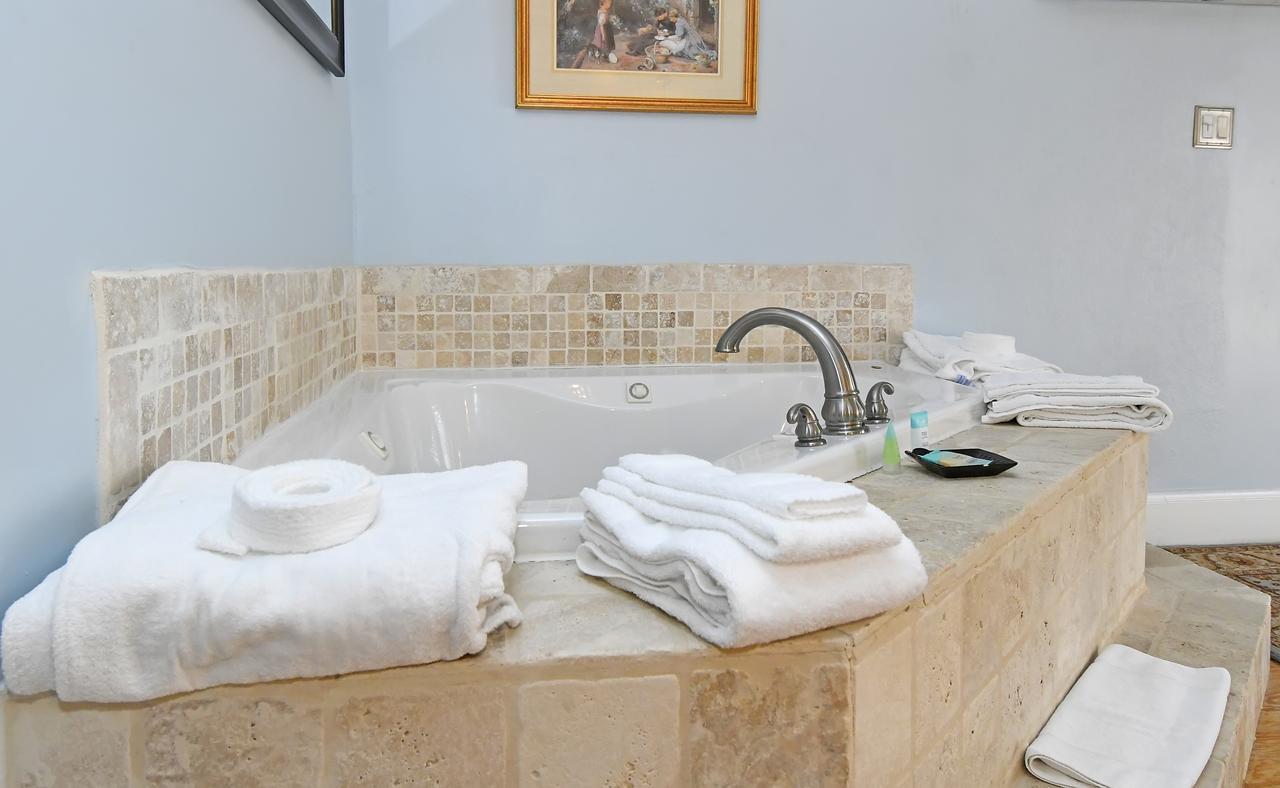 Honeymoon Suite