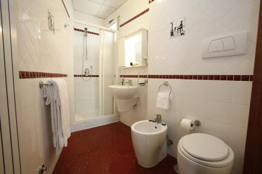Habitación Doble con baño privado externo - 2 camas
