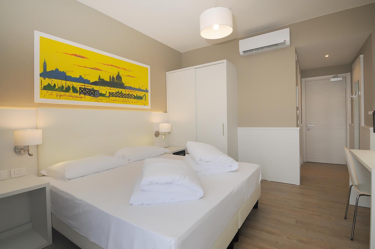 Deluxe Double Room with Side Sea View,665512773:JPEG