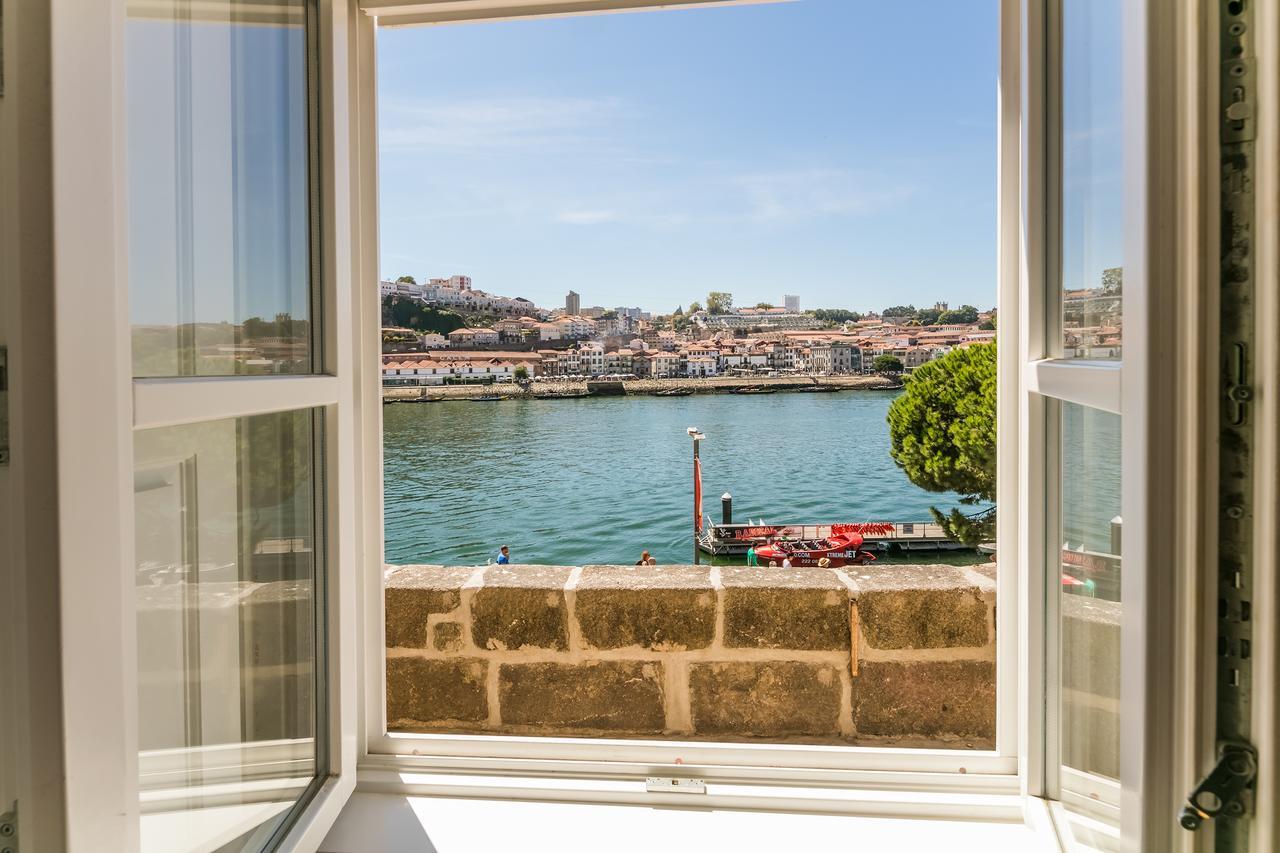 Apartamento de 2 Quartos com Vista Rio e Varanda - Edifício Adjacente