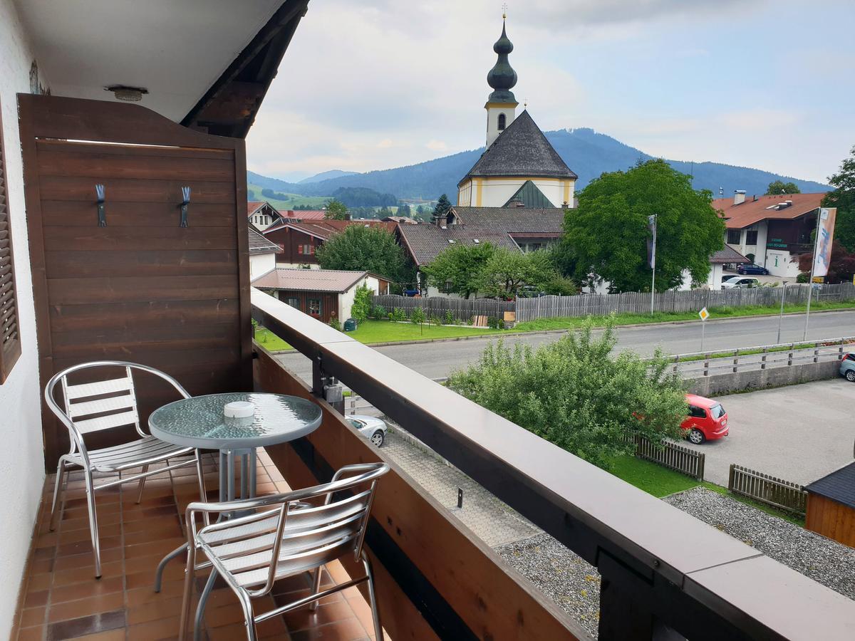 Zweibettzimmer mit Balkon