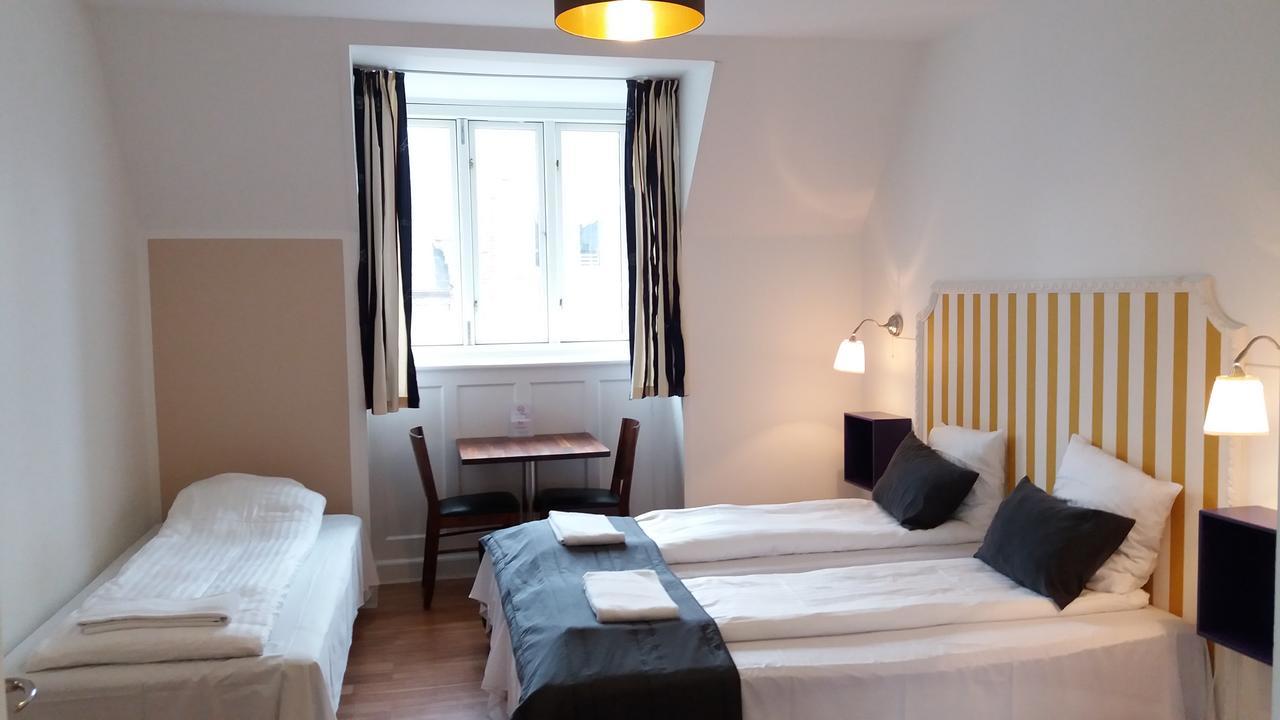 Deze driepersoonskamer heeft een gedeelde badkamer.