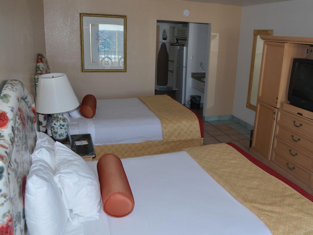 Queen Room with Two Queen Beds and Roll-in Shower - Mobility Accessible/Non-Smoking