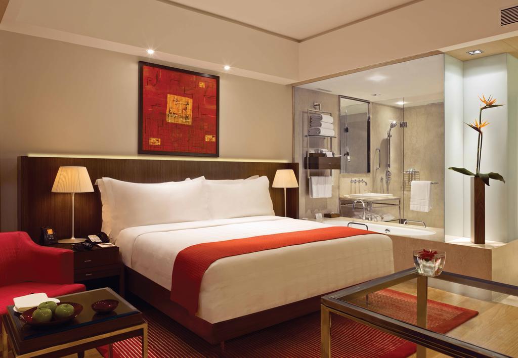 Trident Club Room King Bed With One Way Airport Transfer and Lounge Access,69107366:JPEG