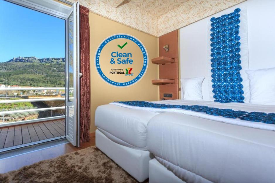 Quarto Twin com Vista Rio e Castelo