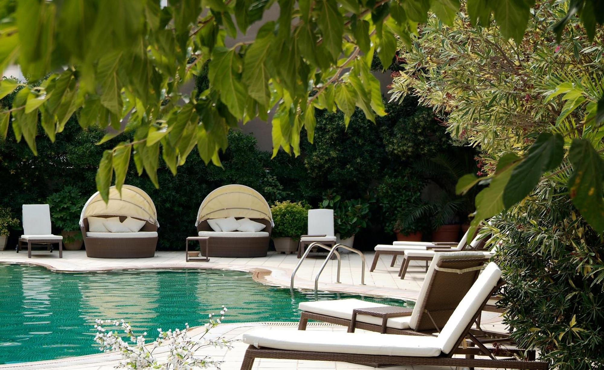 Habitación Triple con vistas a la piscina o al solárium natural