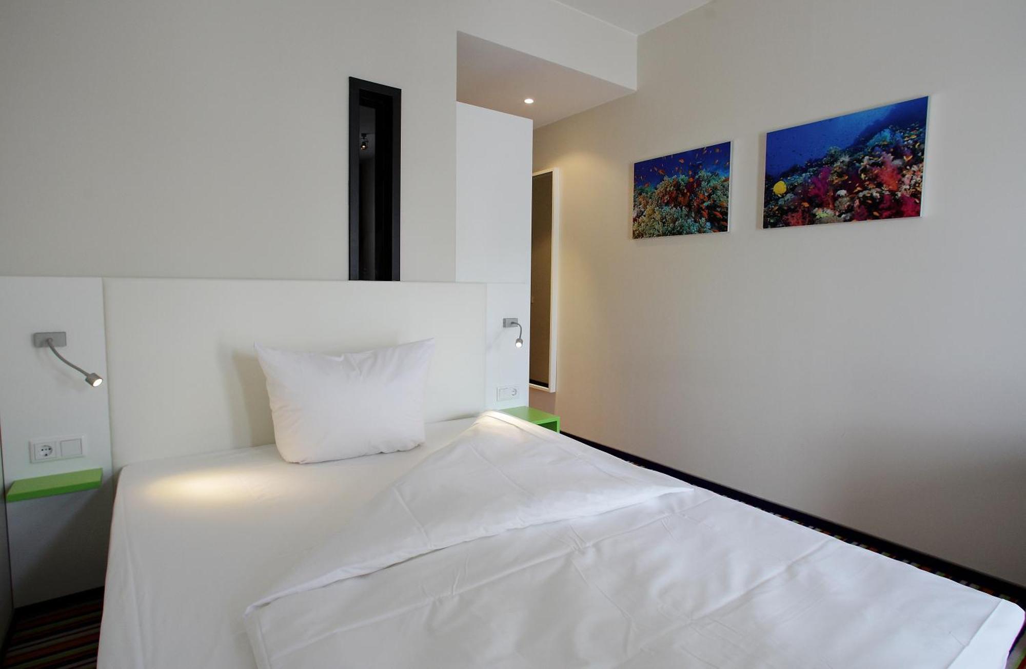 French Single Room,1024116403:JPEG