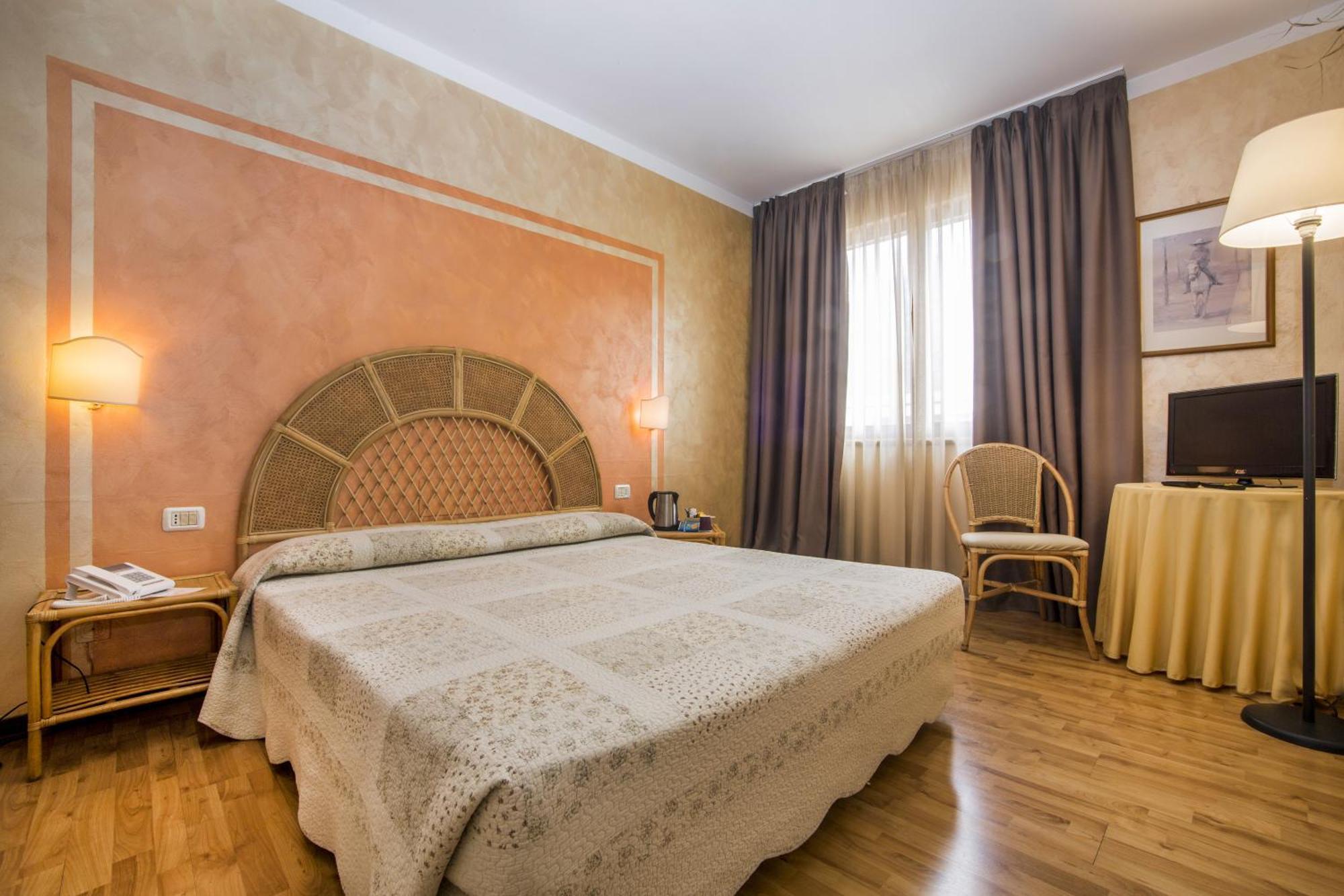 Double or Twin Room,684893700:JPEG
