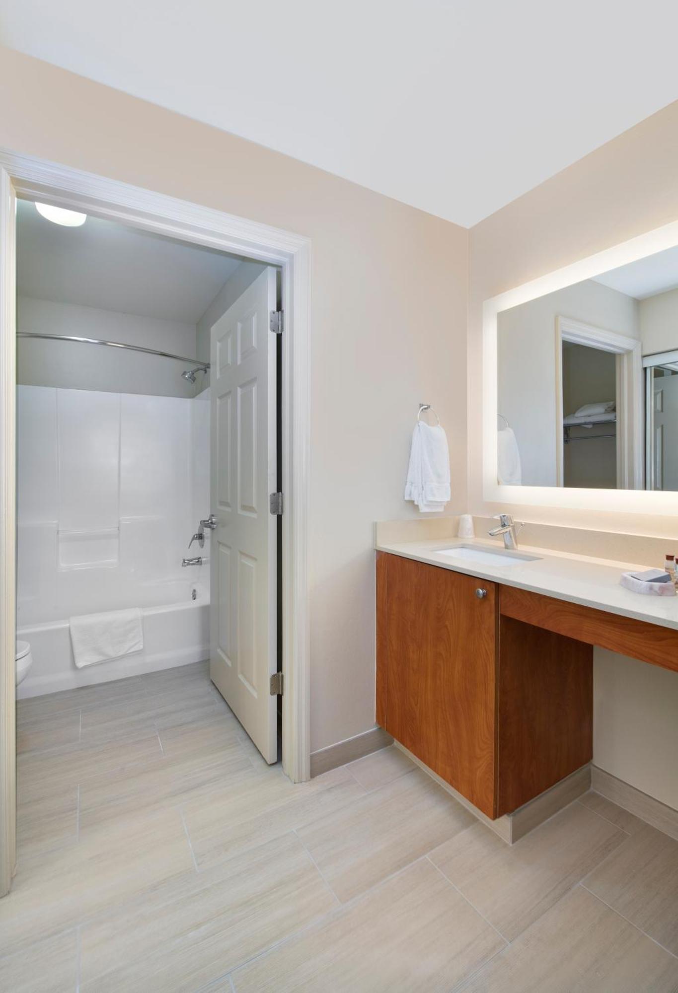 King Suite with Pool View - Non-Smoking