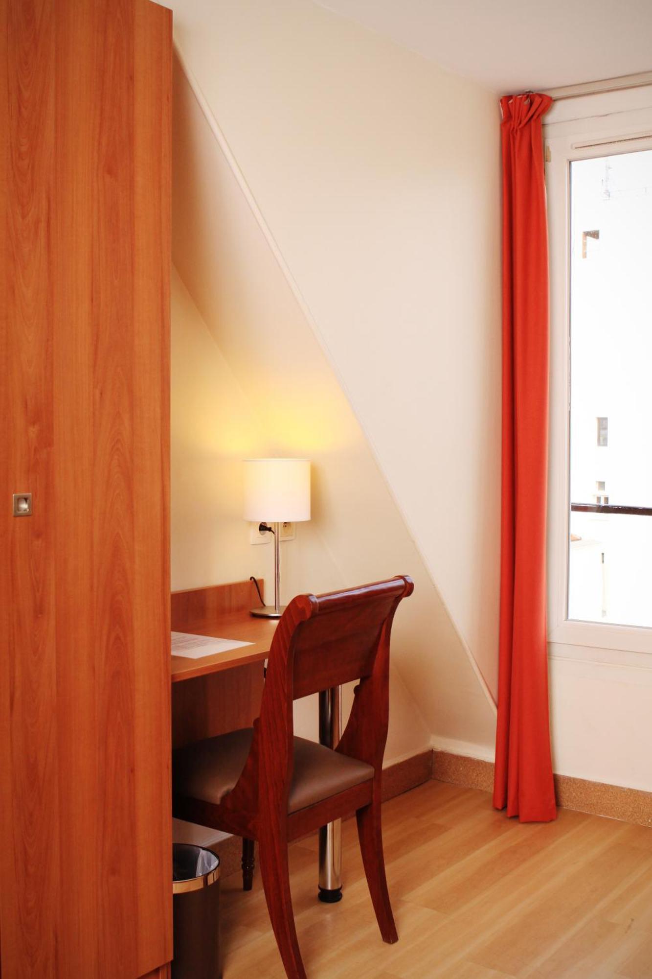 Quarto Individual (Chuveiro e WC Partilhados no Mesmo Piso)