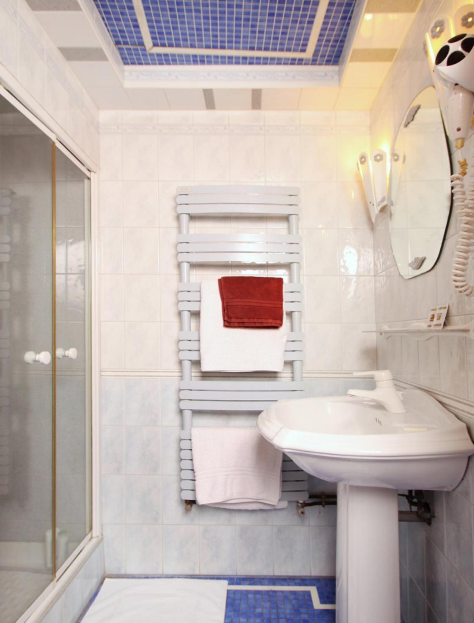 Quarto Duplo c/ chuveiro privado e WC