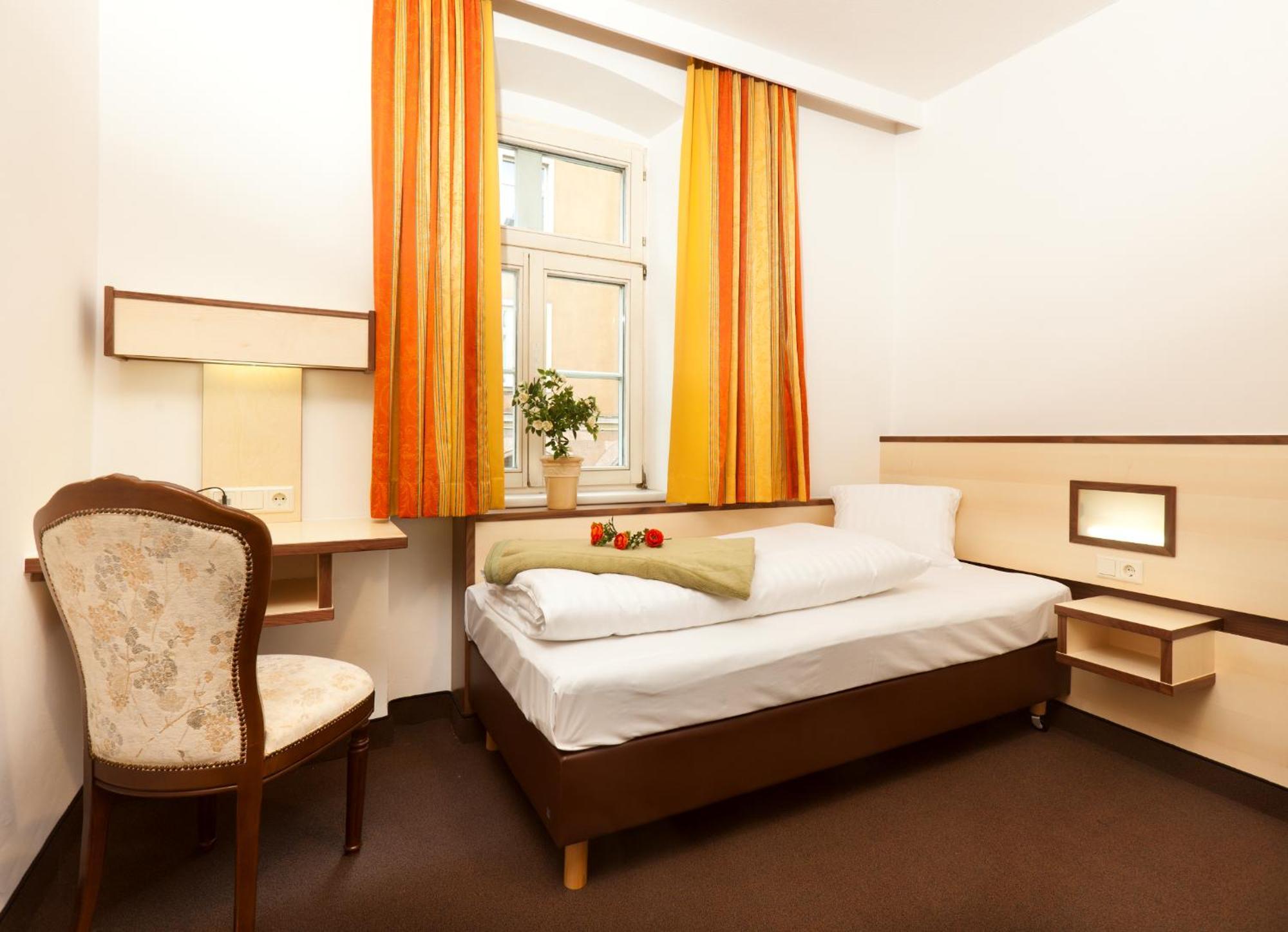 Single Room,689475255:JPEG
