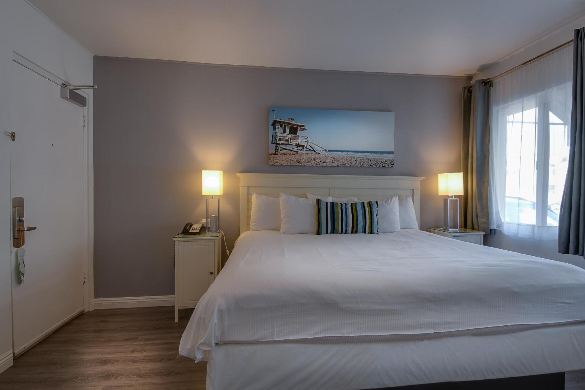 Quarto com Cama King-size e Vista do Jardim