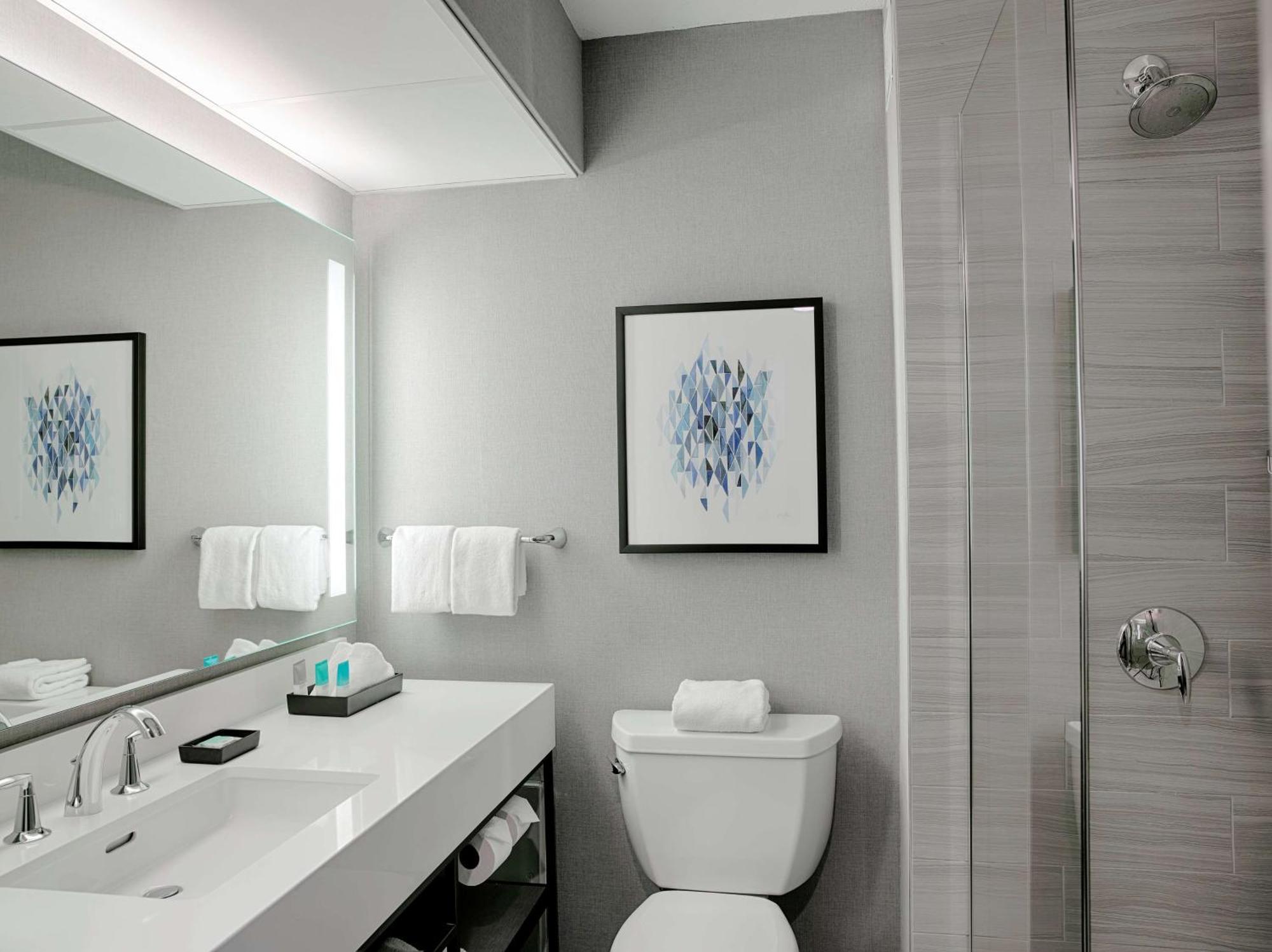 Queen Room with Two Queen Beds and Accessible Tub