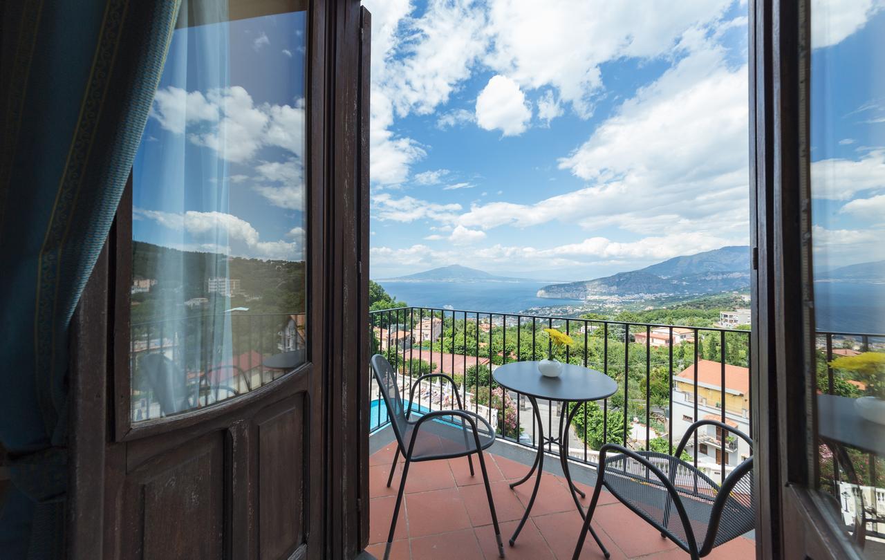 Camera Matrimoniale in Dépendance con Balcone e Accesso Diretto alla Piscina
