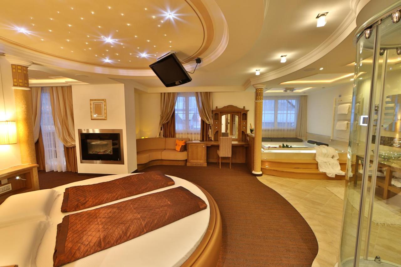 Queen Suite with Spa Bath,696487389:JPEG