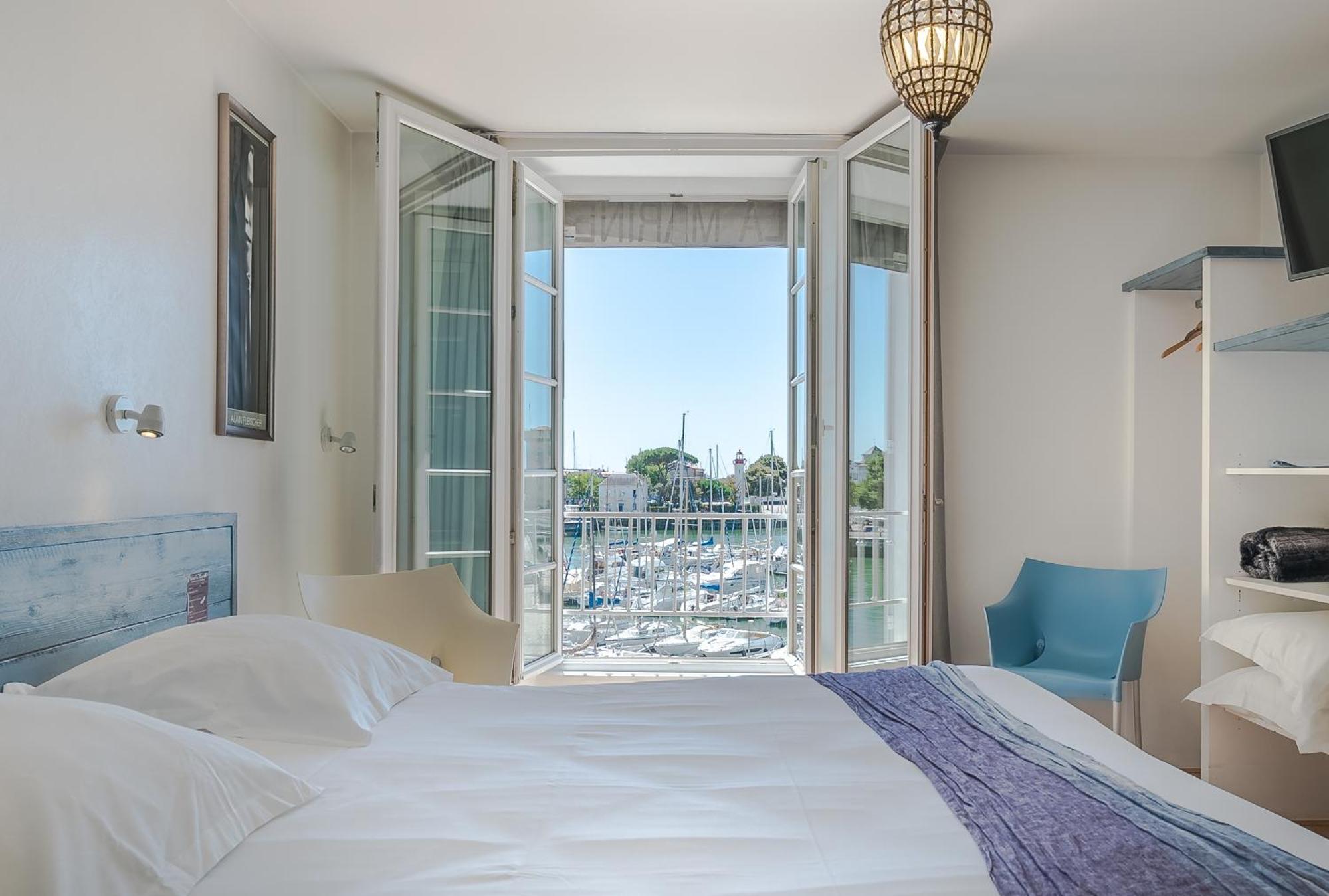 Medium Double Room - Port Side,697860849:JPEG