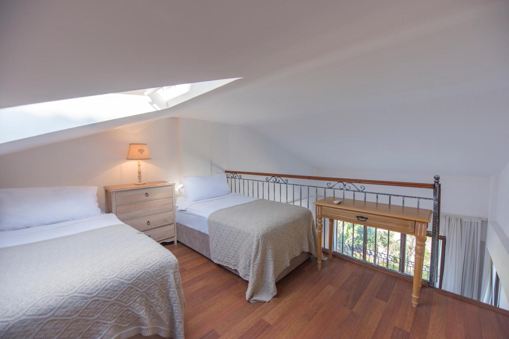 Family Room with Garden View,1084911112:JPEG