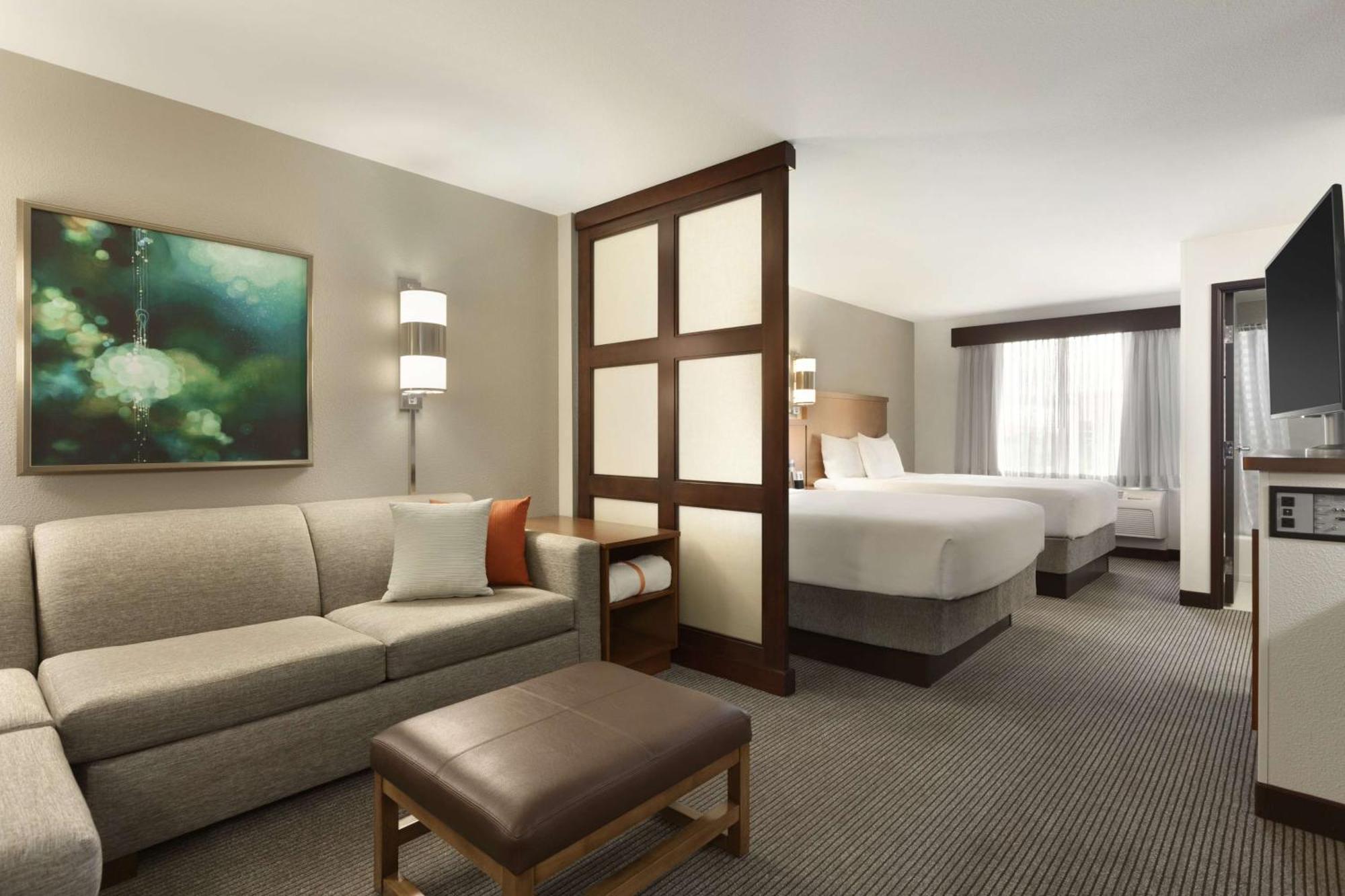 Habitación con 2 camas grandes y sofá cama - Planta alta