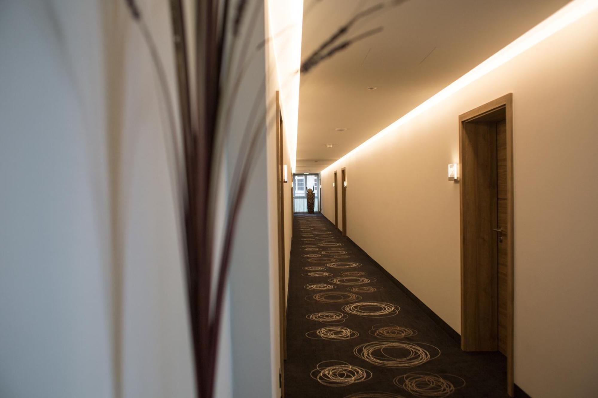Business Single Room,699716869:JPEG