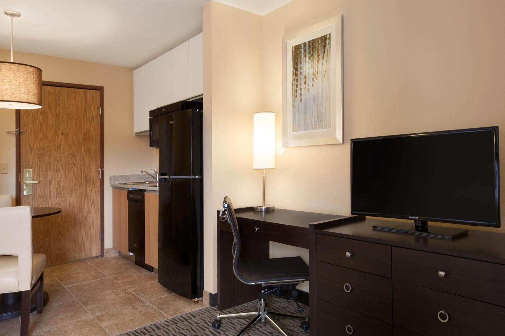 Queen Studio Suite - Mobility Access/Non-Smoking
