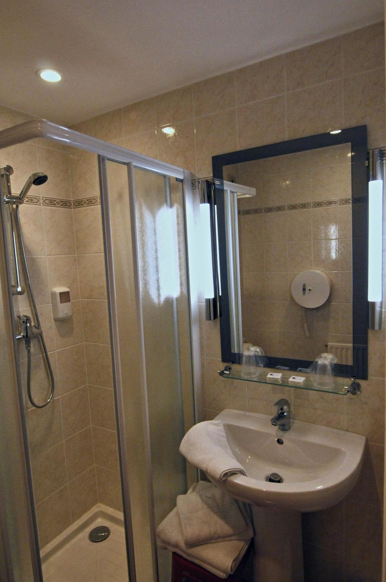 Comfort Triple Room 3 floor by stairs,724143874:JPEG