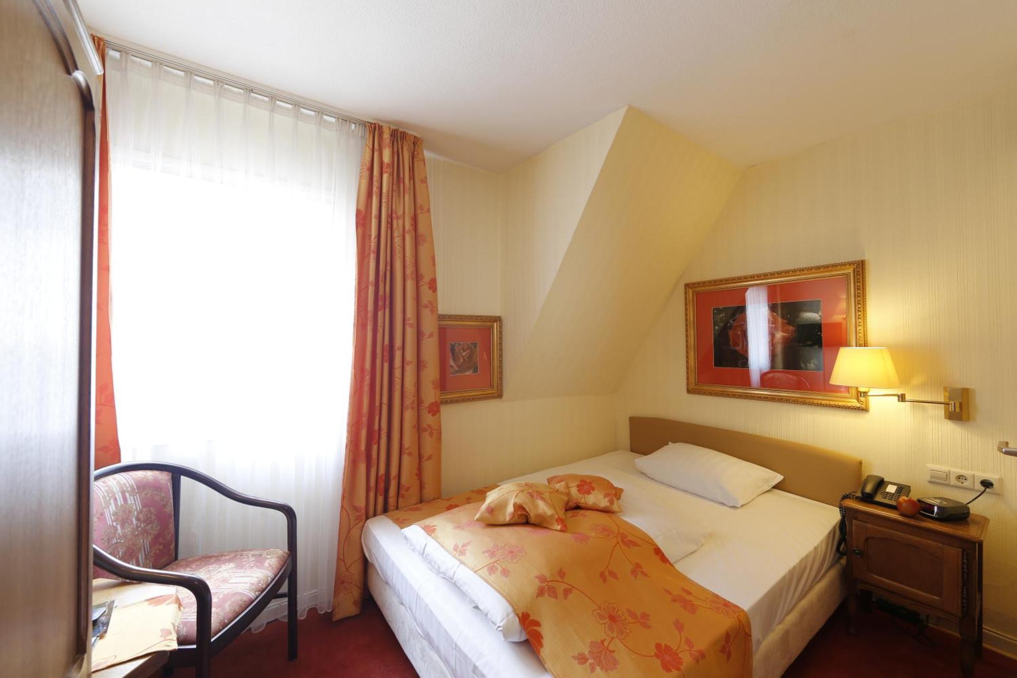 Single Room,702592717:JPEG