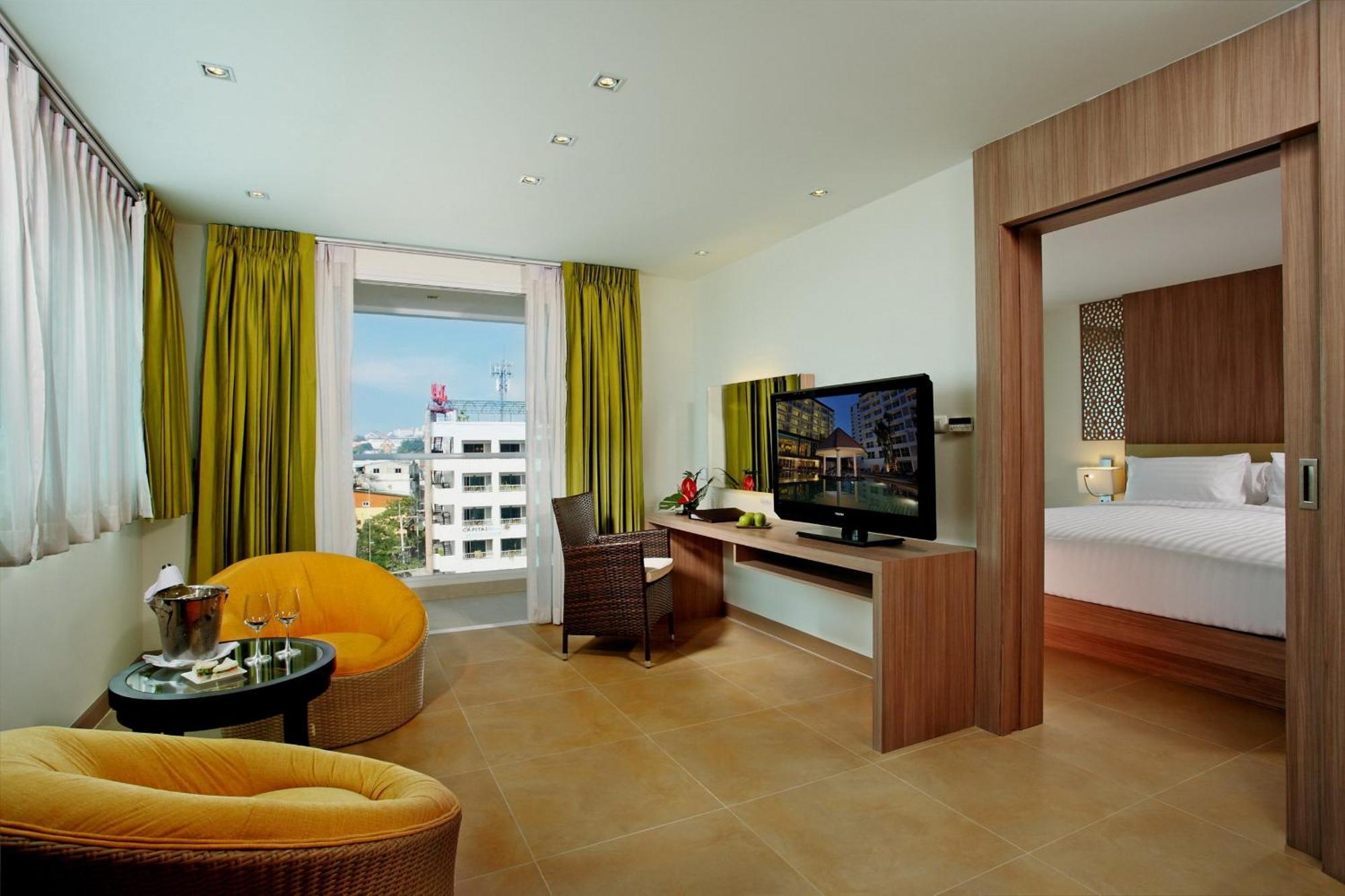 CENTARA 1 BEDROOM SUITE KINGSOFA BED
