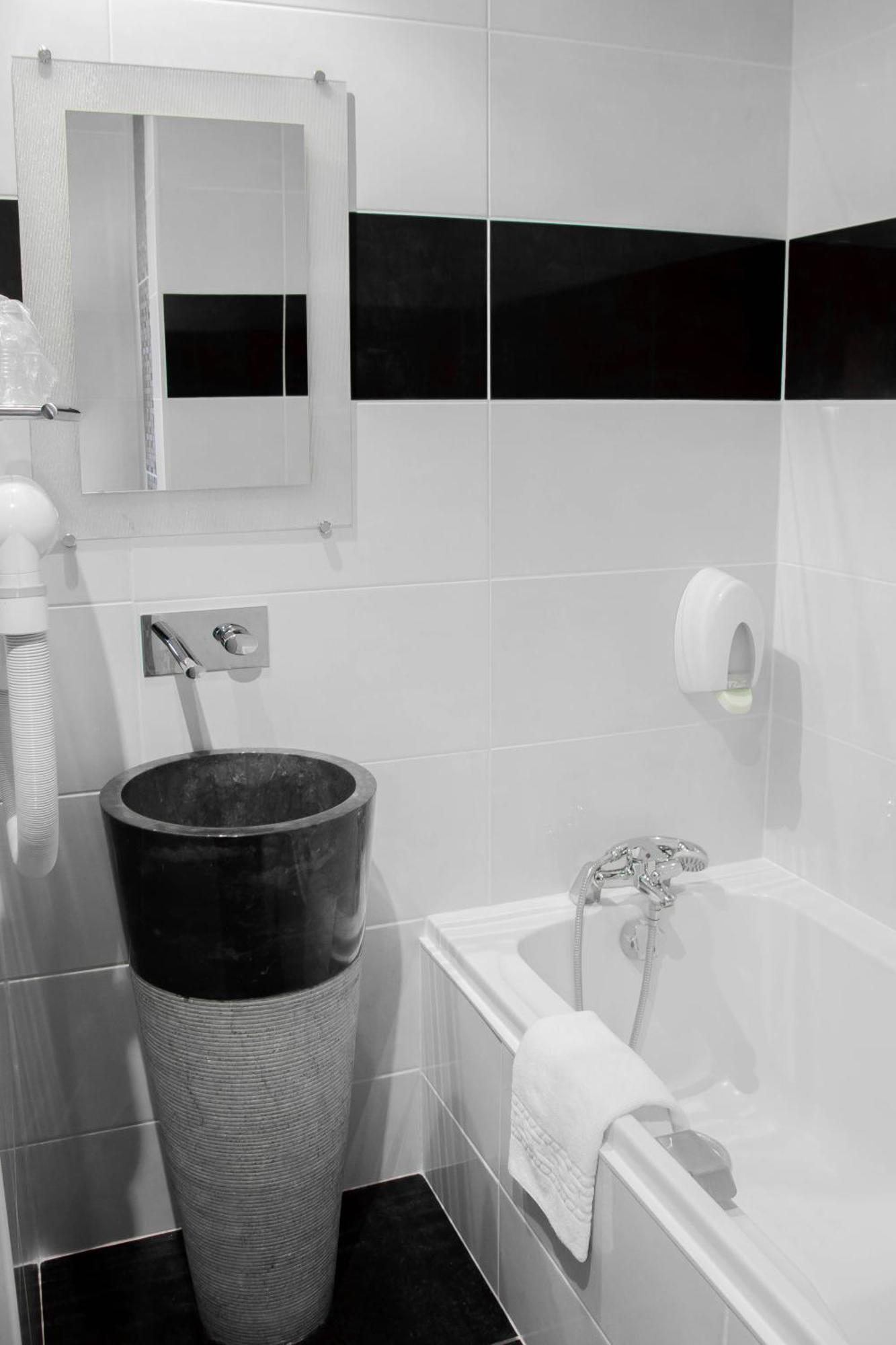 Triple Room Bath,830682185:JPEG