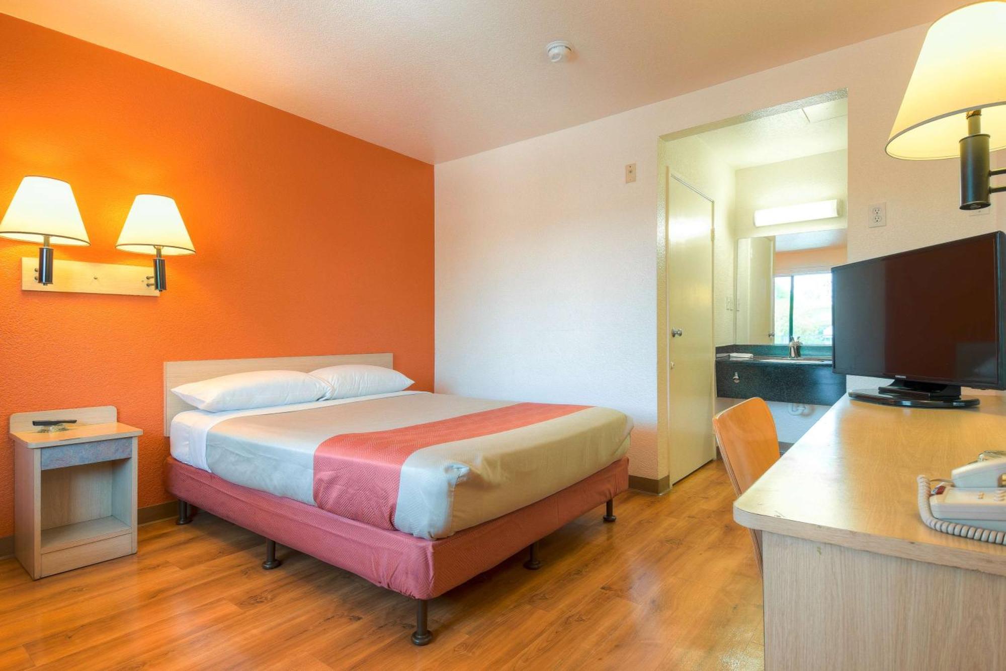 1 Queen Bed | Outdoor Pool