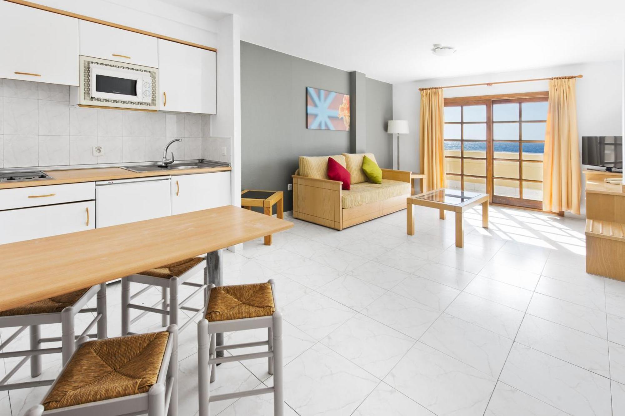 Apartamento de 2 dormitorios con vistas al mar (3 adultos + 2 niños)