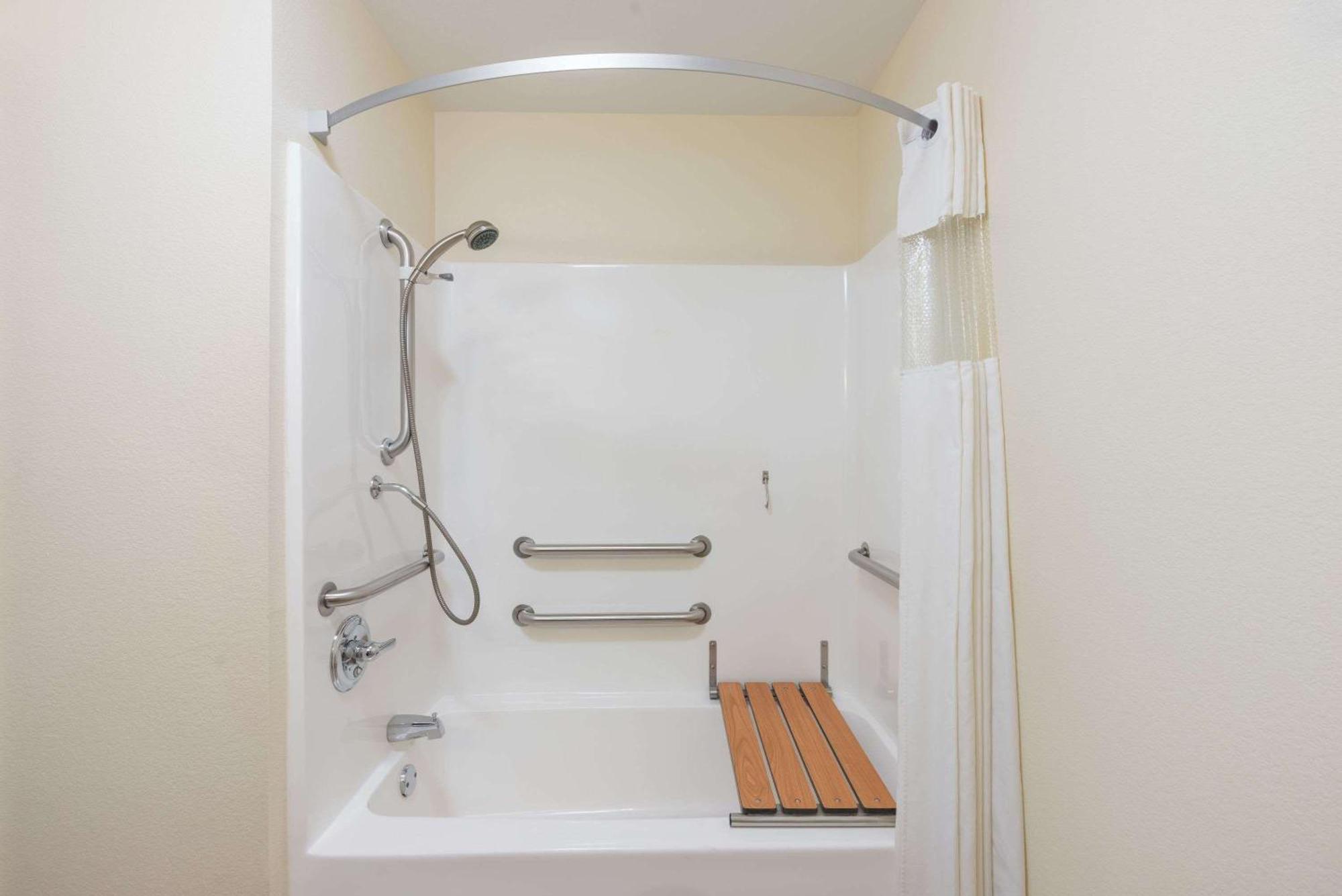 Queen Room Two Queen Beds Roll Shower Mobility Accessible or Non-Smoking,917926501:JPEG