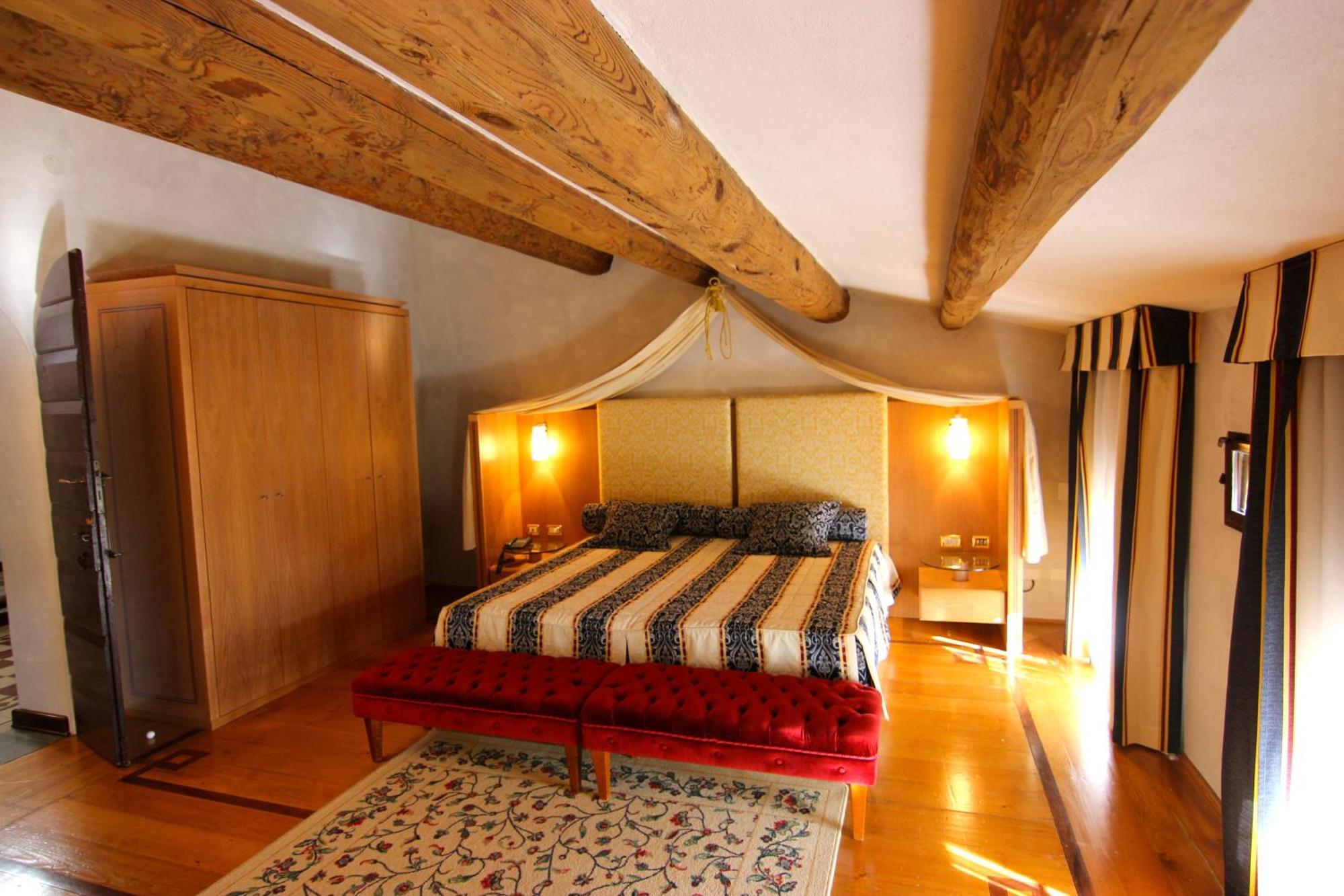 Deluxe Double or Twin Room with Private External Bathroom