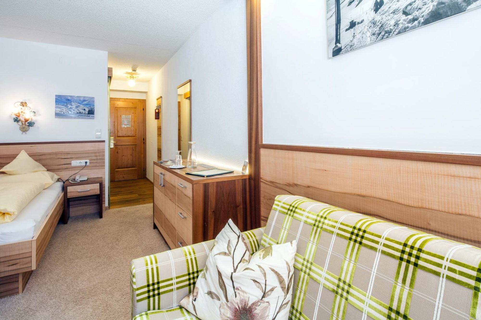 Single Room,709878988:JPEG