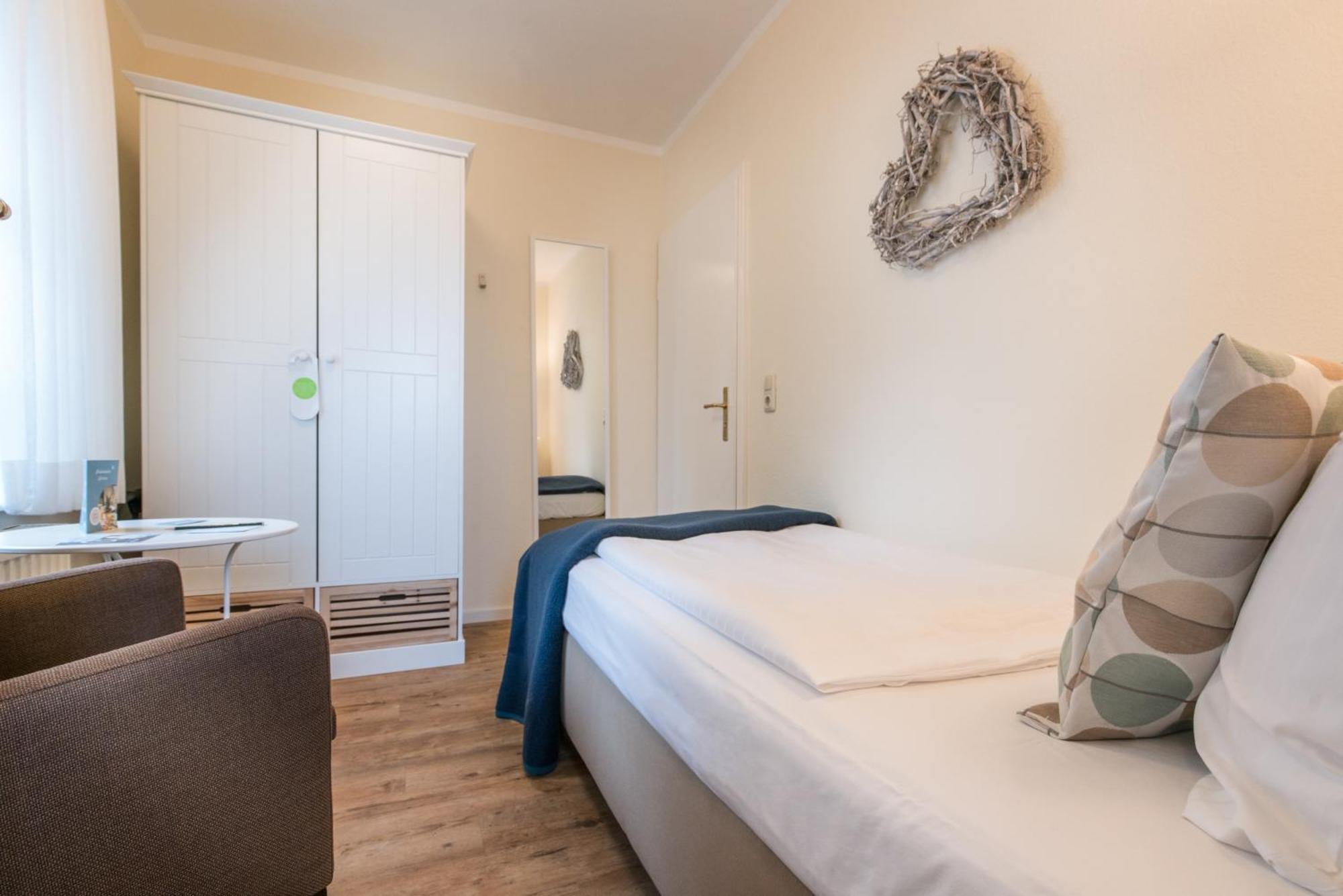 Small Single Room,408911277:JPEG