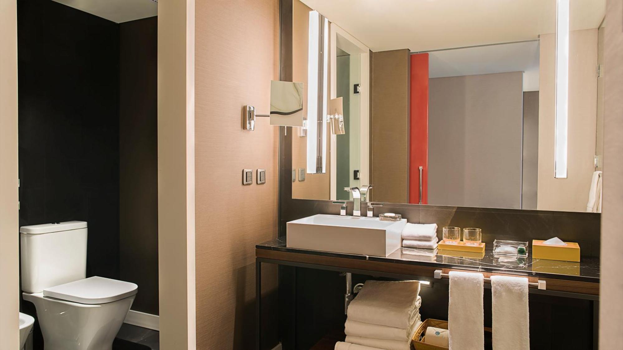 Quarto com Cama King-size e Vista da Cidade - Piso Superior