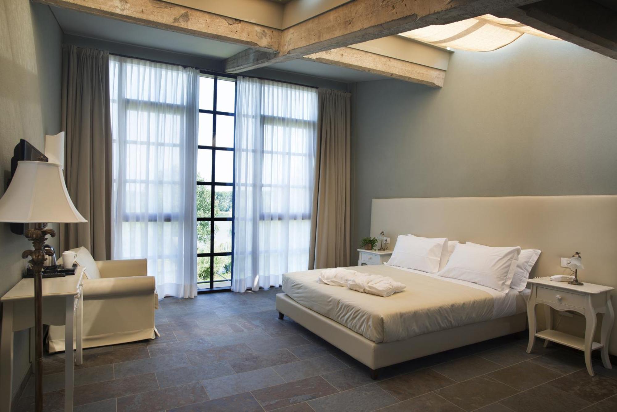 Kamer met Kingsize Bed en Uitzicht op Meer