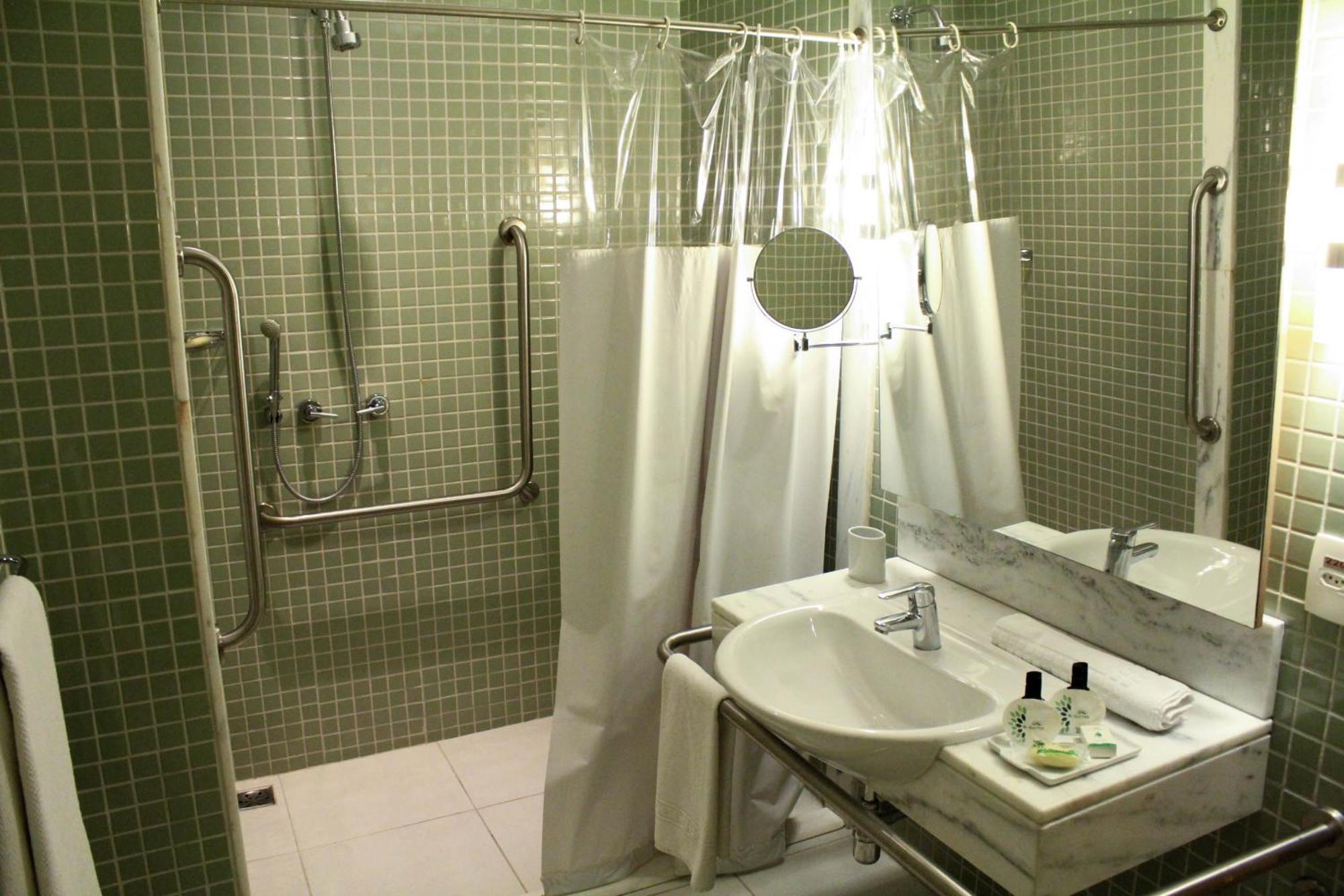 Quarto com 2 Camas de Solteiro - Acesso para Hóspedes com Mobilidade Reduzida