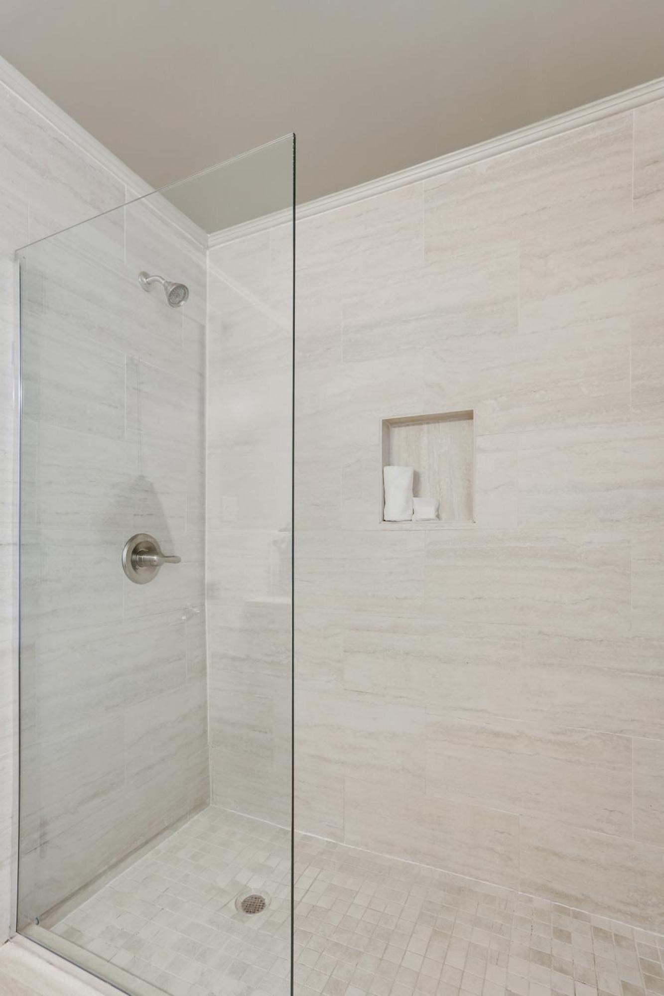 Intimate Queen Bed - No Window,1214323864:JPEG