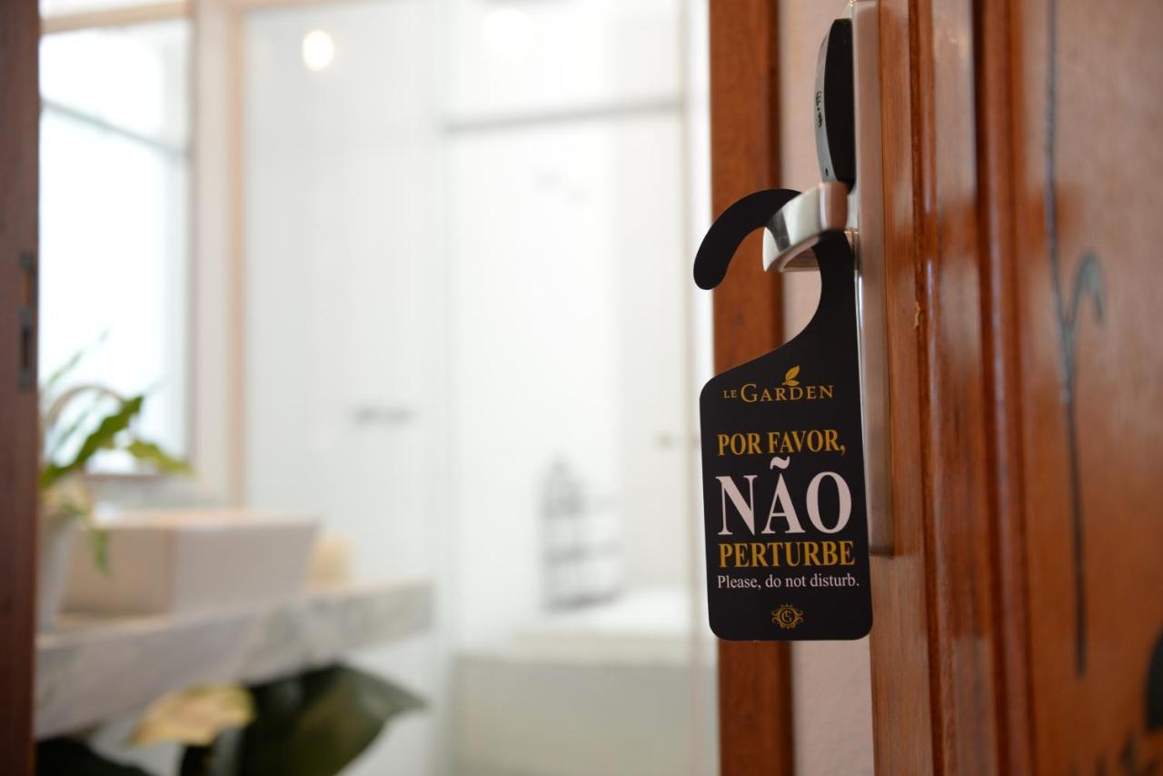 Suíte com Cama King-size e Banheira de Hidromassagem