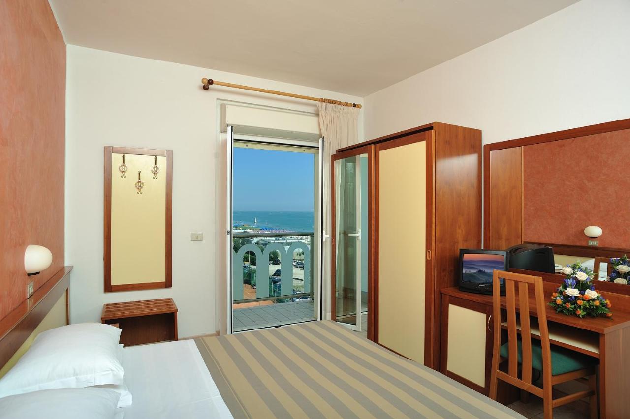Camera Tripla con Vista Mare