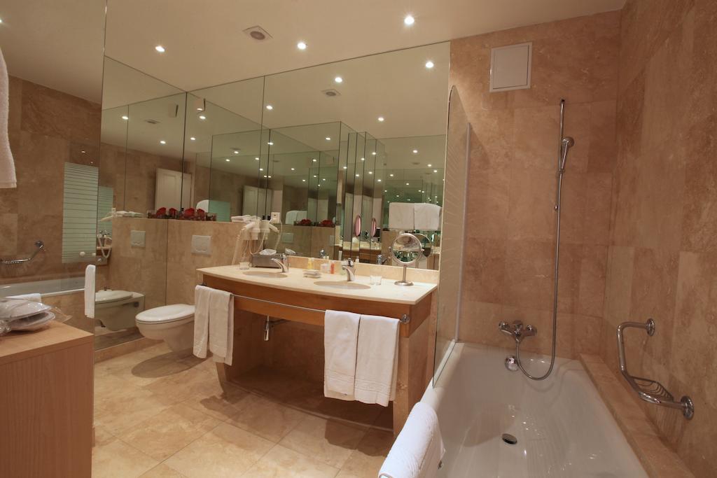 Deluxe Double Room with Balcony and Lake View