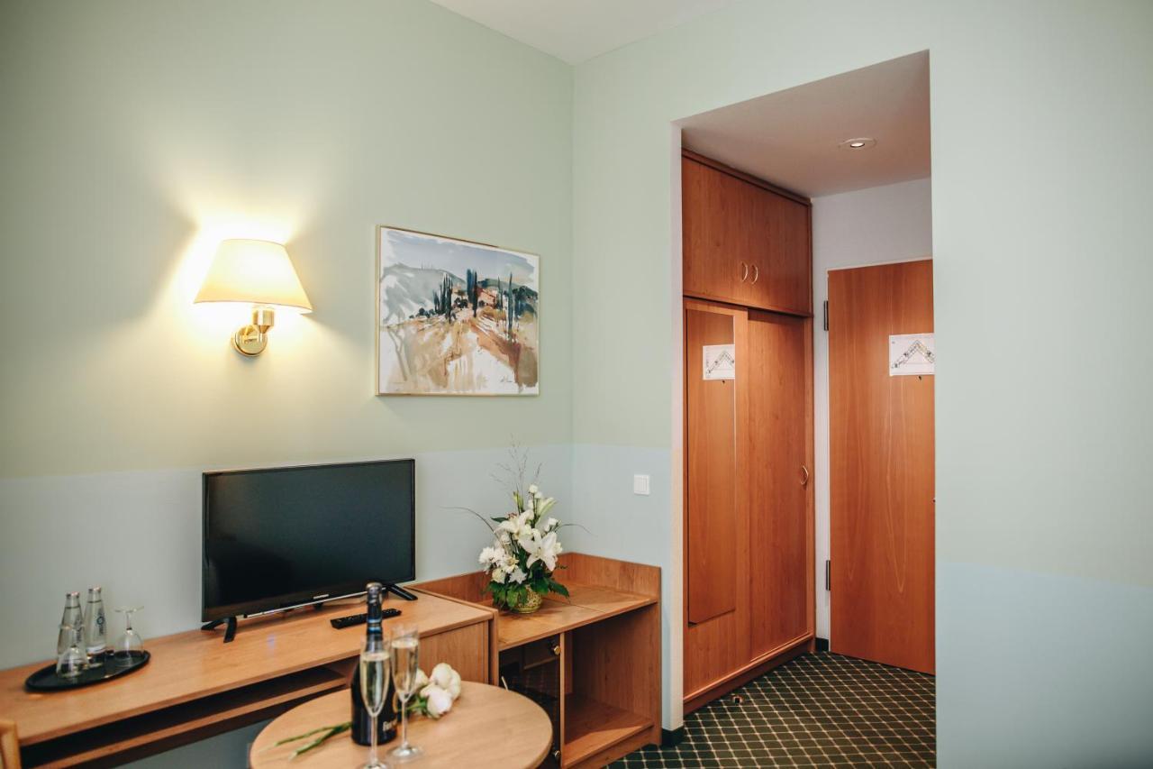 Single Room,727697359:JPEG