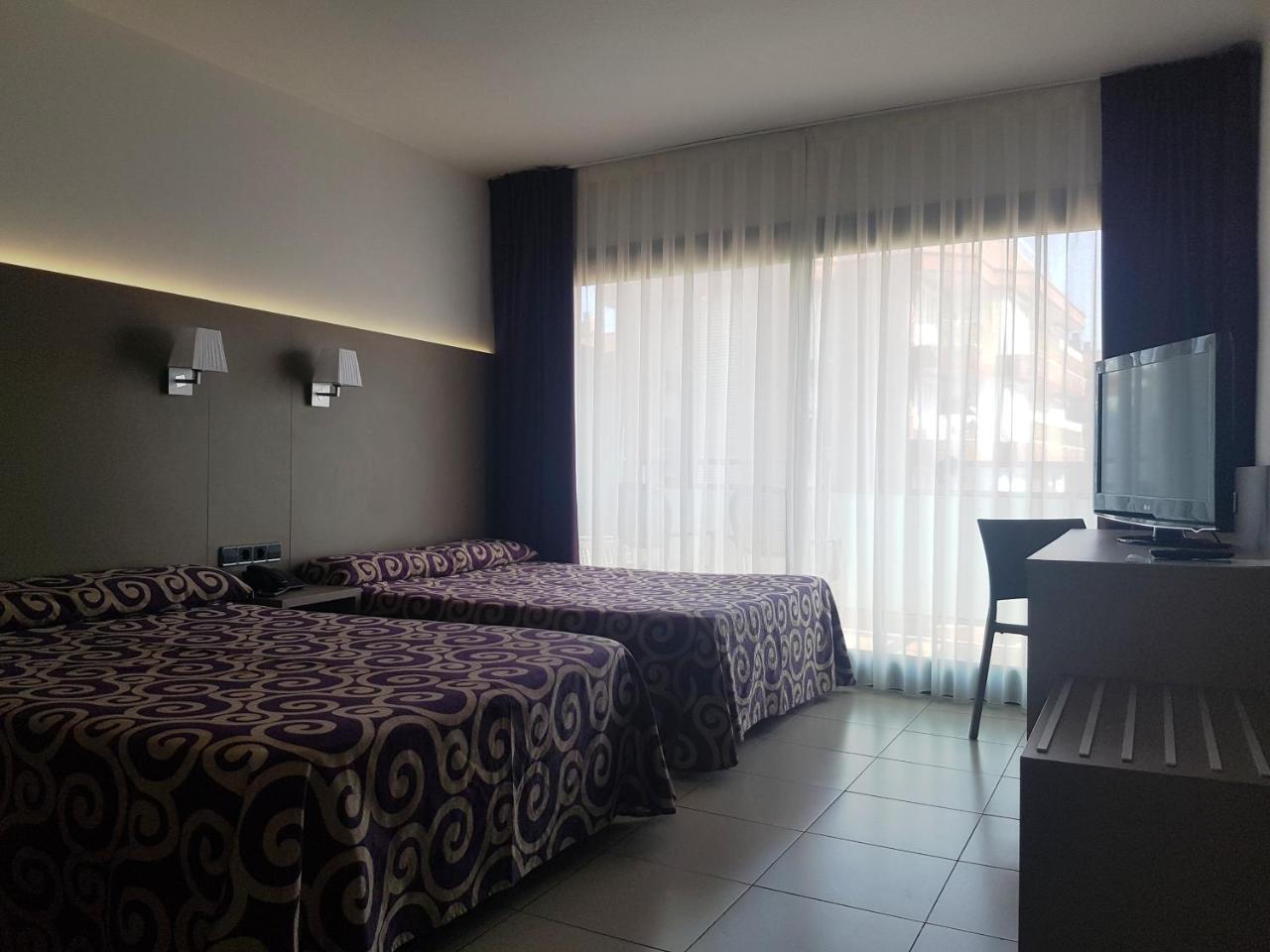 Chambre Double ou Lits Jumeaux - Vue sur Piscine